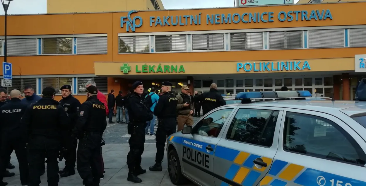 Полиция около больницы в Остраве​ / twitter.com/PolicieCZ