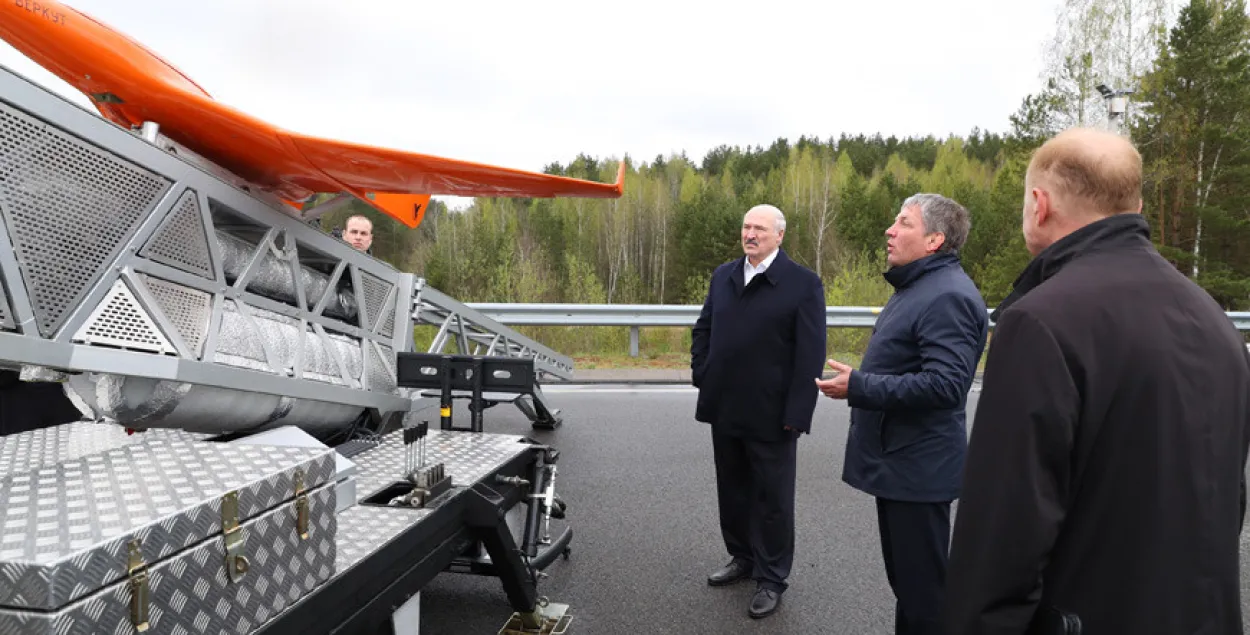 Александру Лукашенко показали белорусский электротранспорт / БЕЛТА​