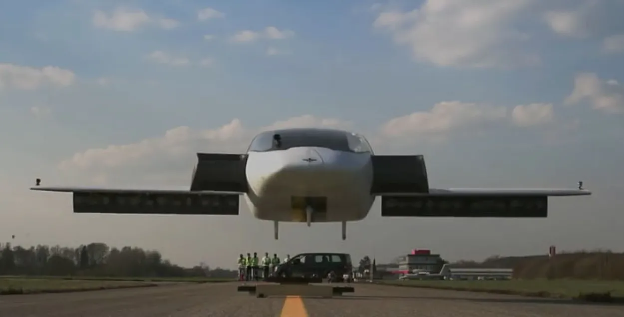 У Германіі пратэставалі лётаючы электрамабіль (відэа)