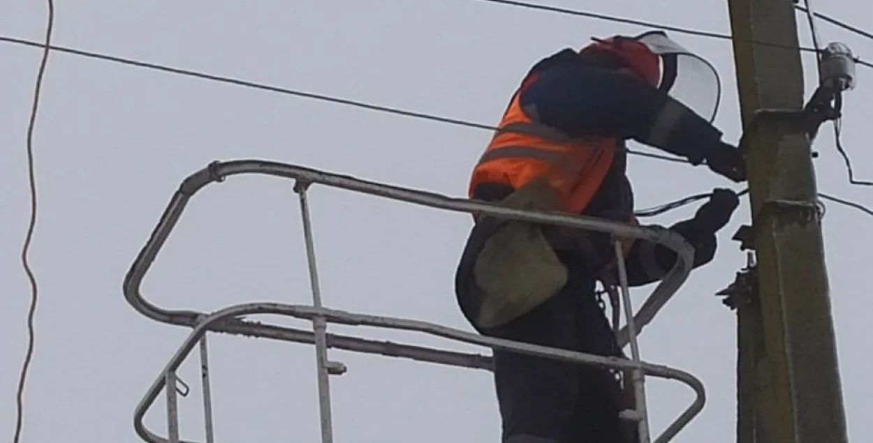 Электрики ликвидируют последствия стихии, пришедшей в Беларусь 29 декабря / t.me/belenergo