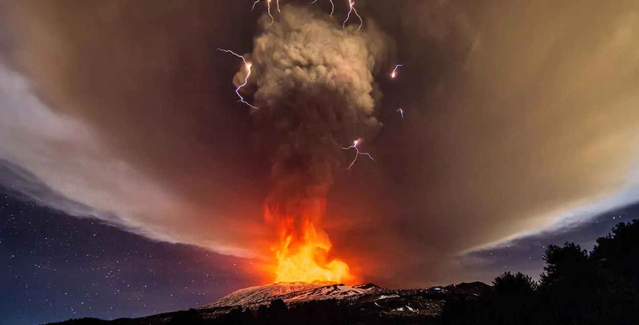 Вулкан Этна ў Італіі выкінуў лаву на кіламетр угару (фотафакт)