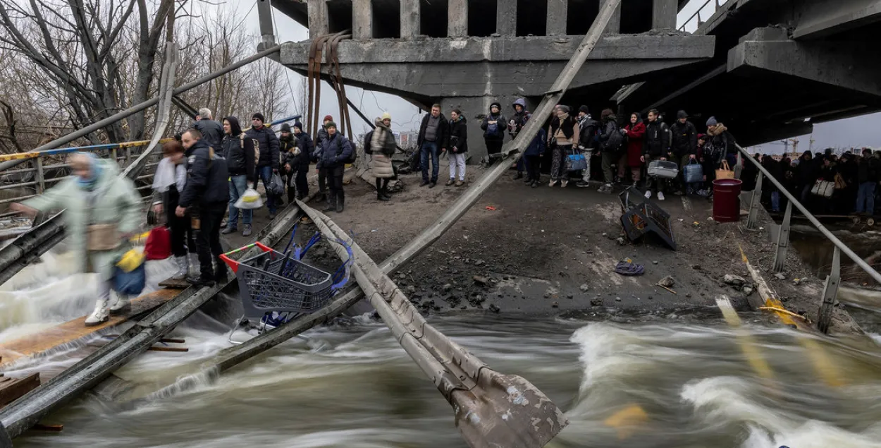 Эвакуацыя людзей з горада Ірпень Кіеўскай вобласці / Reuters