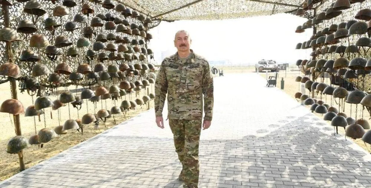 Президент Азербайджана в Парке военных трофеев / twitter.com/NeilPHauer​