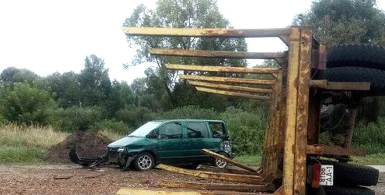 Перакуліўся прычэп лесавоза, бярвёны паляцелі на легкавікі (фота, відэа)