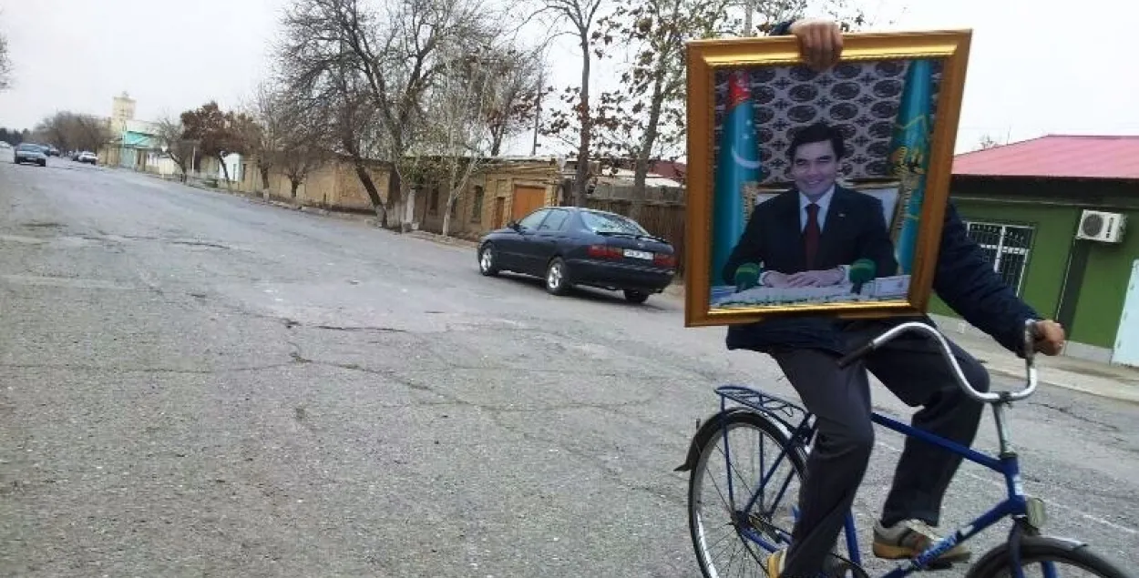 У Туркменістане замяняюць партрэты Бердымухамедава з-за яго новага пінжака