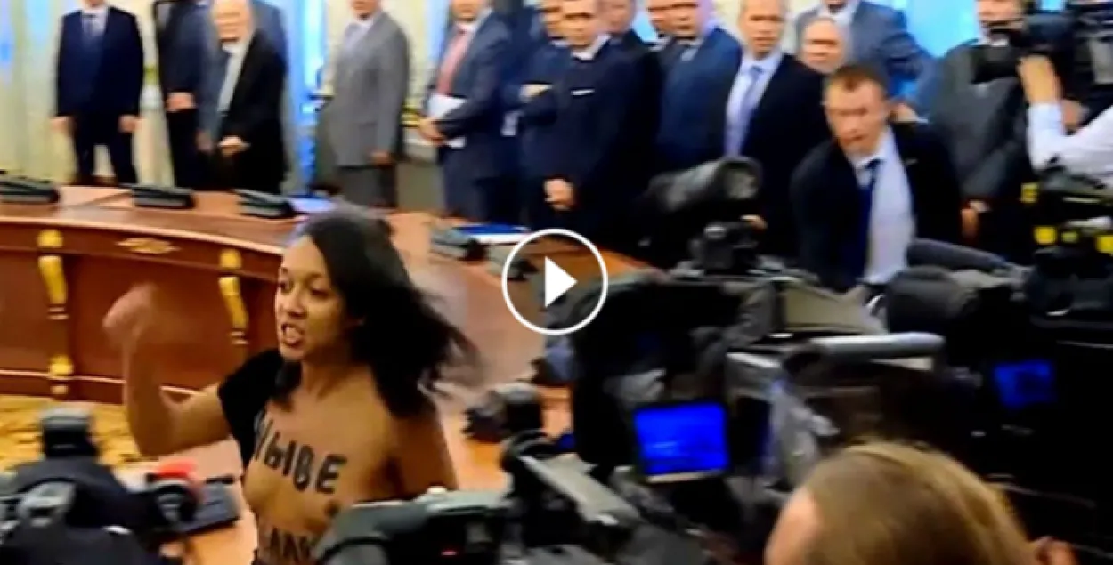 Відэа: Актывістка Femen з крыкам "Жыве Беларусь" агаліла грудзі перад Лукашэнкам