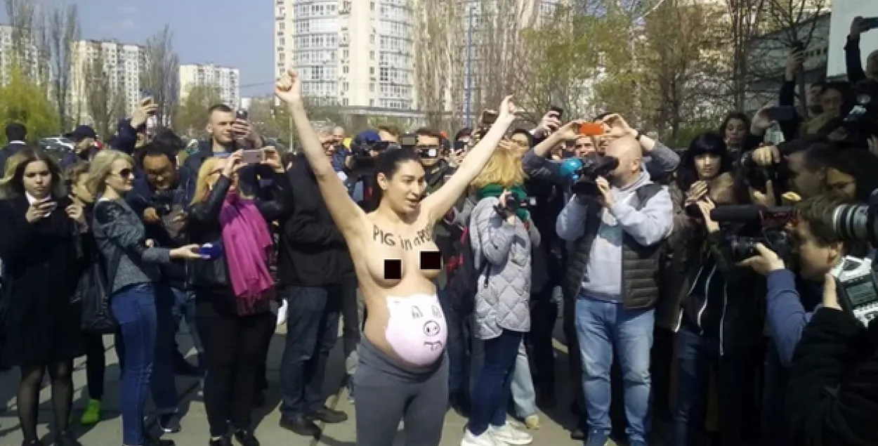 Зяленскага на выбарчым участку сустрэлі Femen