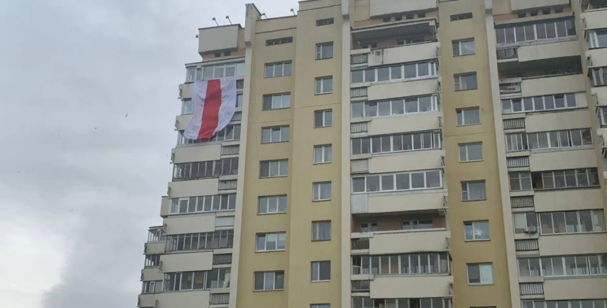 Вешать флаги на фасадах домов больше нельзя — постановление МЧС