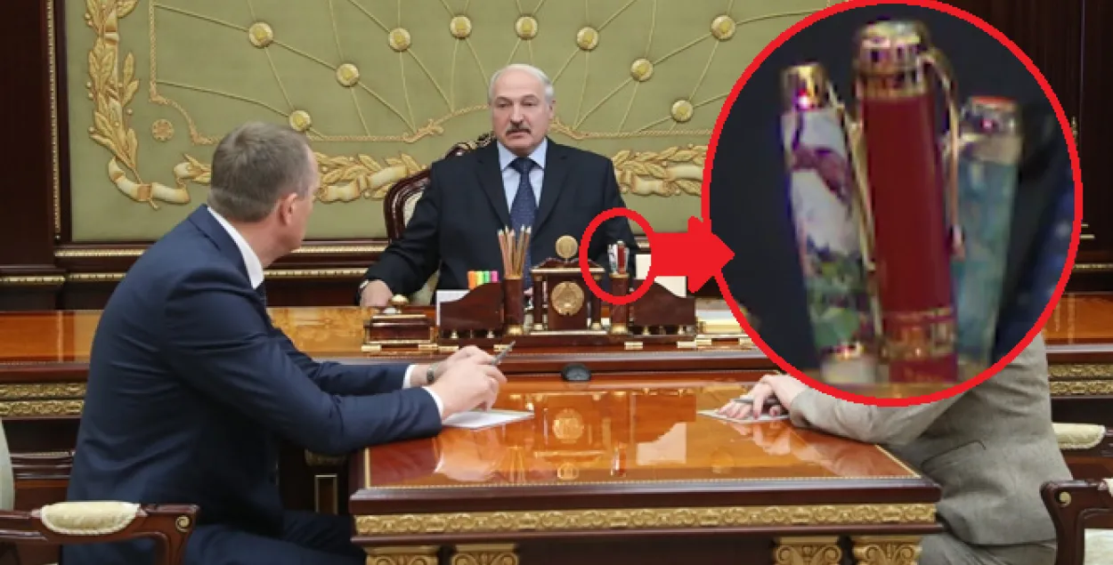 Аляксандр Лукашэнка піша асадкай з "Прагулкай" Марка Шагала