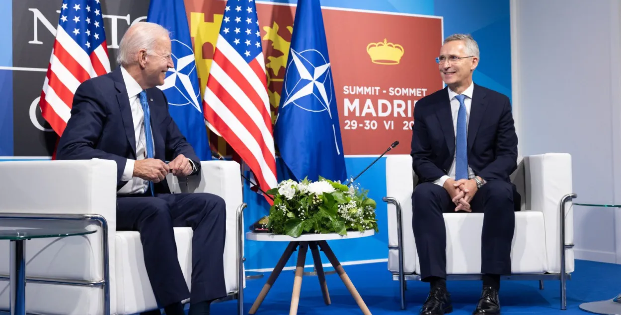 Джо Байден и генсек НАТО Йенс Столтенберг на саммите в Мадриде​ / twitter.com/jensstoltenberg