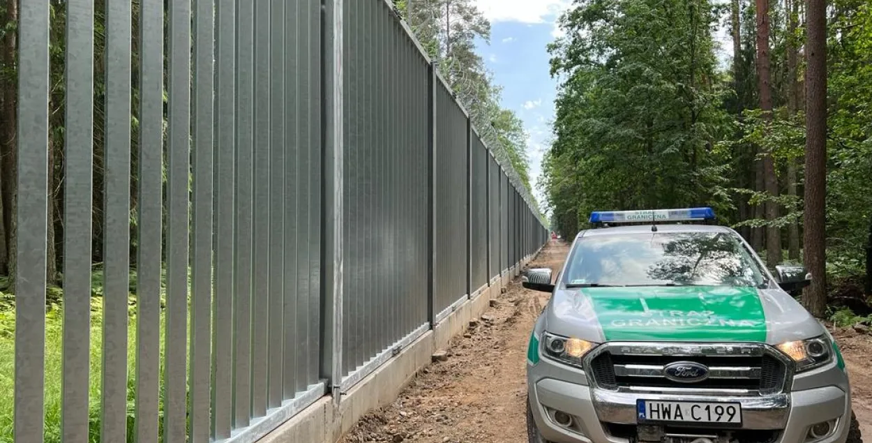 Польша: поток нерегулярных мигрантов снизился после строительства забора
