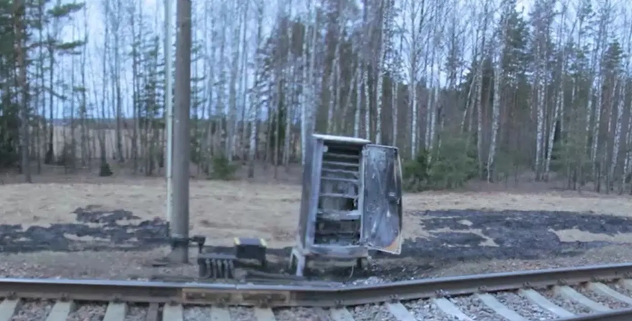Релейный шкаф, который сожгли белорусские партизаны, чтобы помешать движению российских войск и техники / скриншот видео МВД
