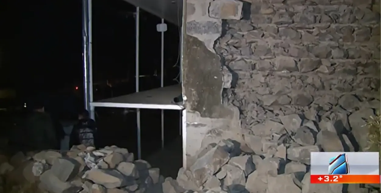 В Грузии из-за землетрясения обрушилась стена жилого дома