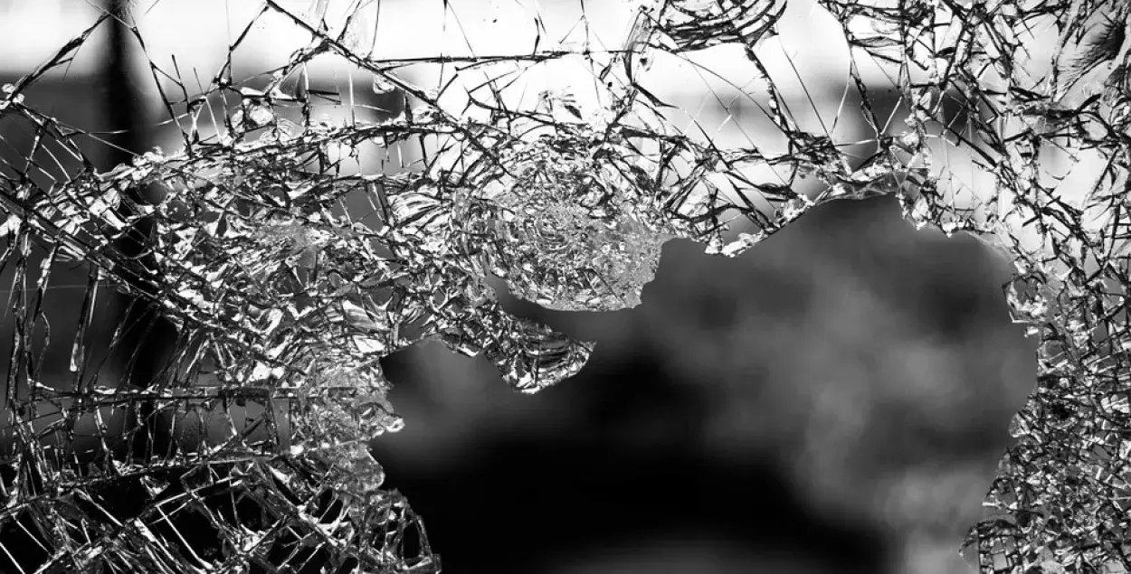 Мужчина разбил стекло во время движения машины / Иллюстративное фото из архива pixabay.com​