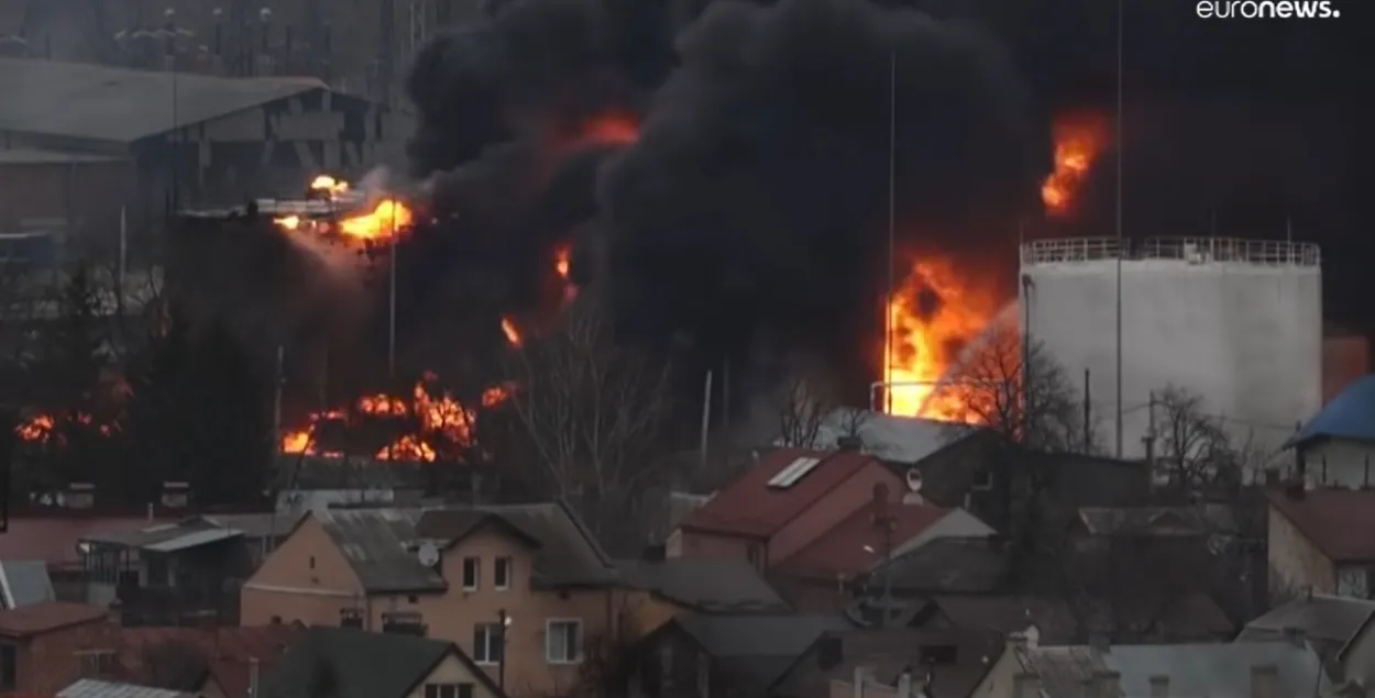 Пажар у Львове пасля абстрэлу / AFP