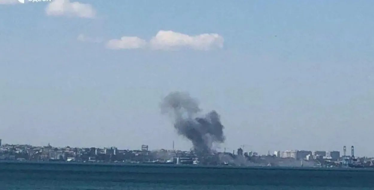 Пожар в одесском торговом порту после российского обстрела / suspilne.media