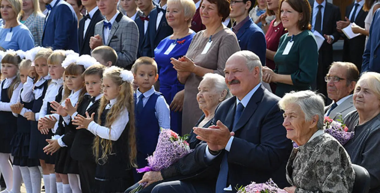 Школьнікам пакажуць “урок” ад Лукашэнкі па БТ у першы дзень вучобы