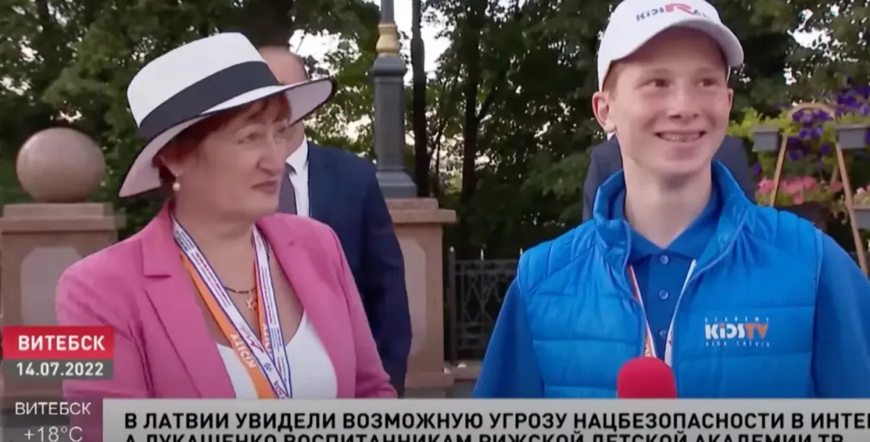 Илья Кароза и его бабушка Надежда Бухарова / скриншот с видео