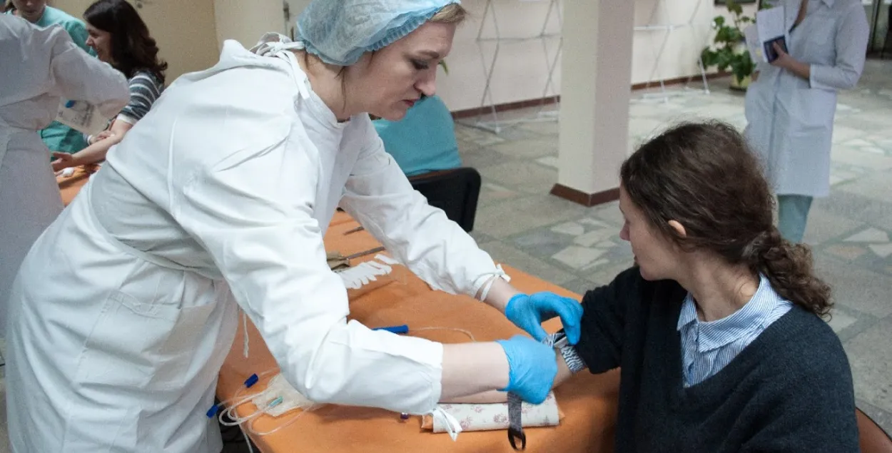Медики в Беларуси — преимущественно женщины около сорока лет