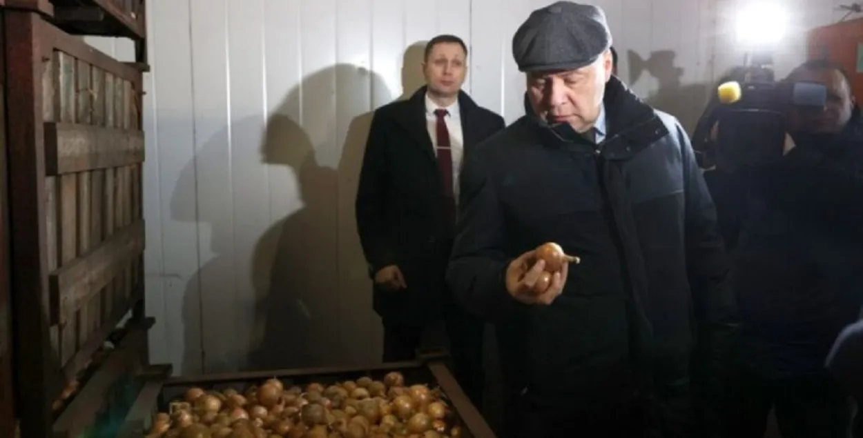 Роман Головченко лично проверял запасы продуктов питания​ / БЕЛТА