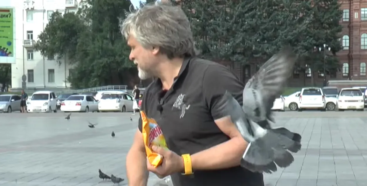 В Хабаровске протестующие освоили брестскую тактику: они выходят кормить голубей