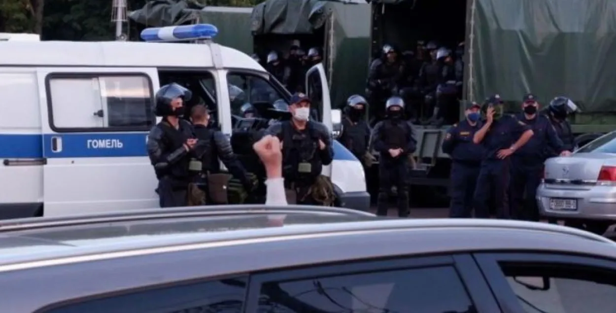 За поддержку протестующих сначала лишили прав, но потом передумали