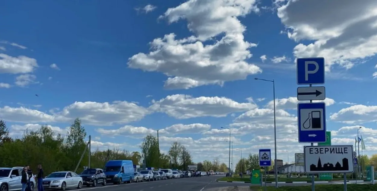 Чарга на выезд з Беларусі ў Расію /&nbsp;fontanka.ru
