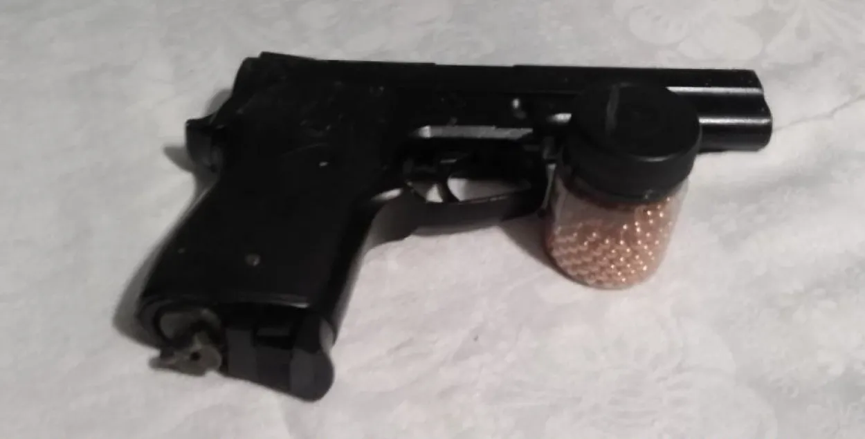 Пневматический пистолет, который обнаружили дома у подозреваемых /&nbsp;@pressmvd
