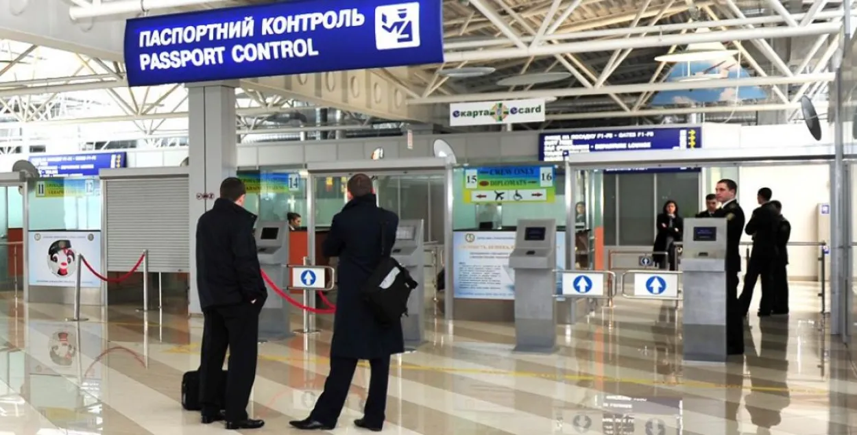 Продленные из-за COVID паспорта действуют только внутри страны — Минюст