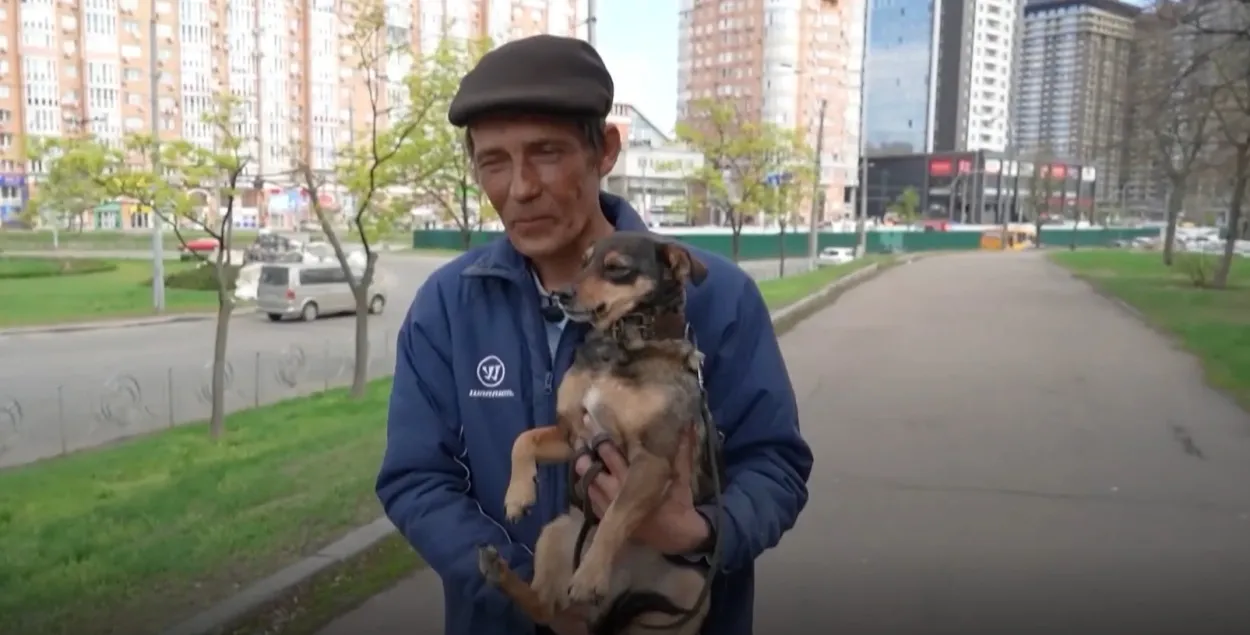 “Не хотел быть рабом” — житель Мариуполя с собакой Жужей ушел пешком в Запорожье