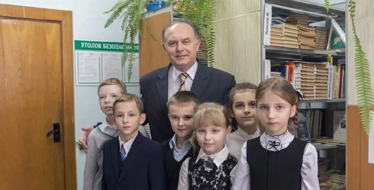 Николай Жукович со школьниками /&nbsp;@viasna96
