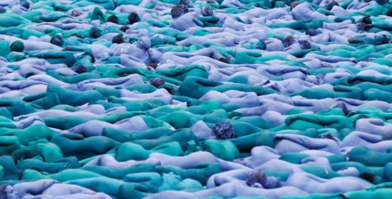 Тысячы “голых і сініх” людзей прынялі ўдзел у эпатажным флэшмобе (фота)