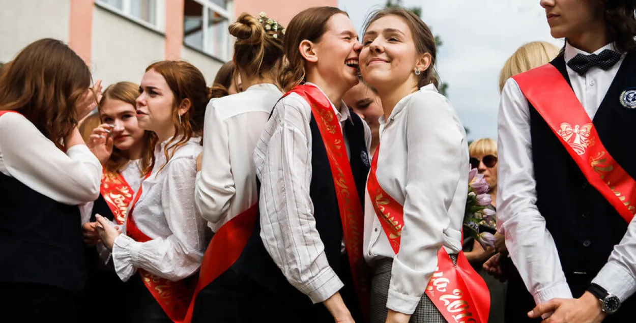 Школьникам в Ганцевичах запрещают идти на выпускной в белых и красных  лентах | Новости Беларуси | euroradio.fm