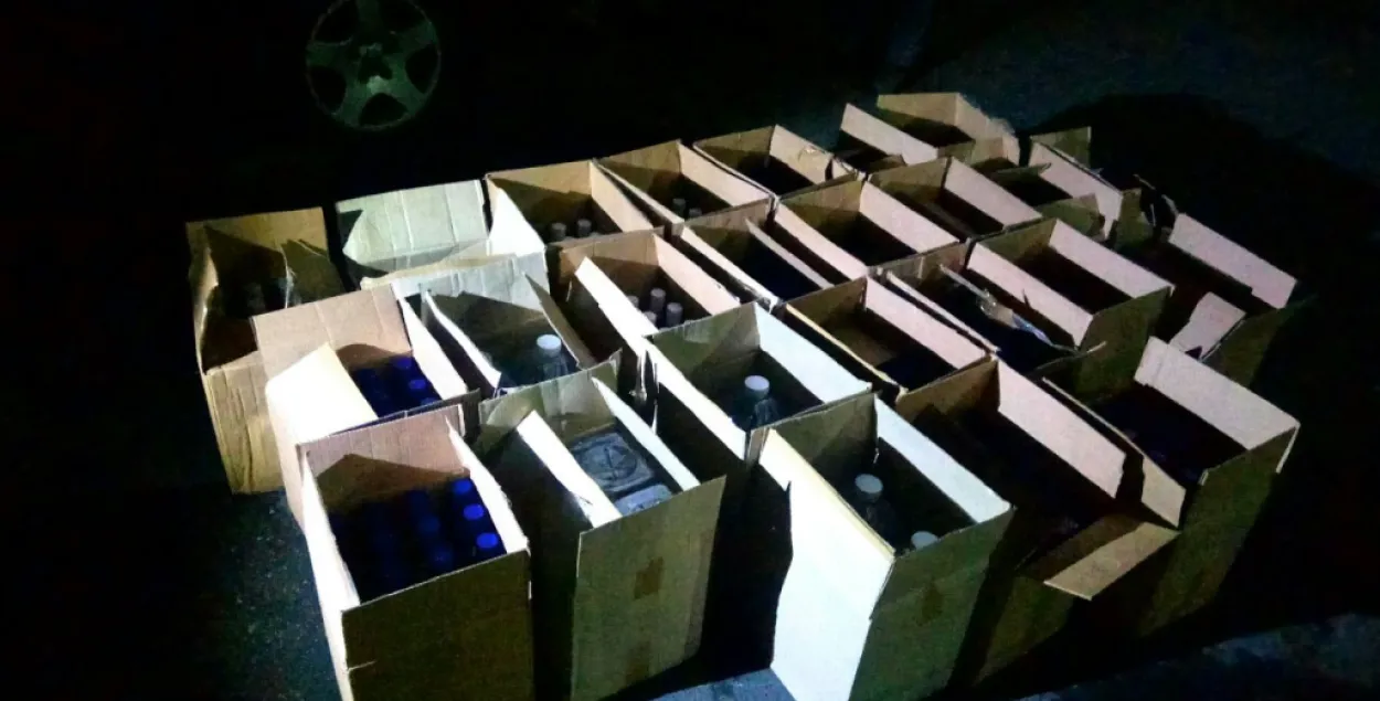 У Рэчыцкім раёне ДАІ спыніла легкавік, у якім везлі 400 пляшак гарэлкі