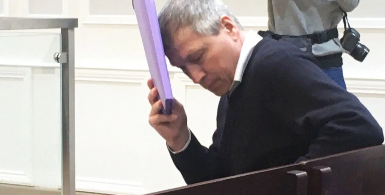 Экс-старшыня Мінскага раённага суда закрываў твар тэчкай для папер