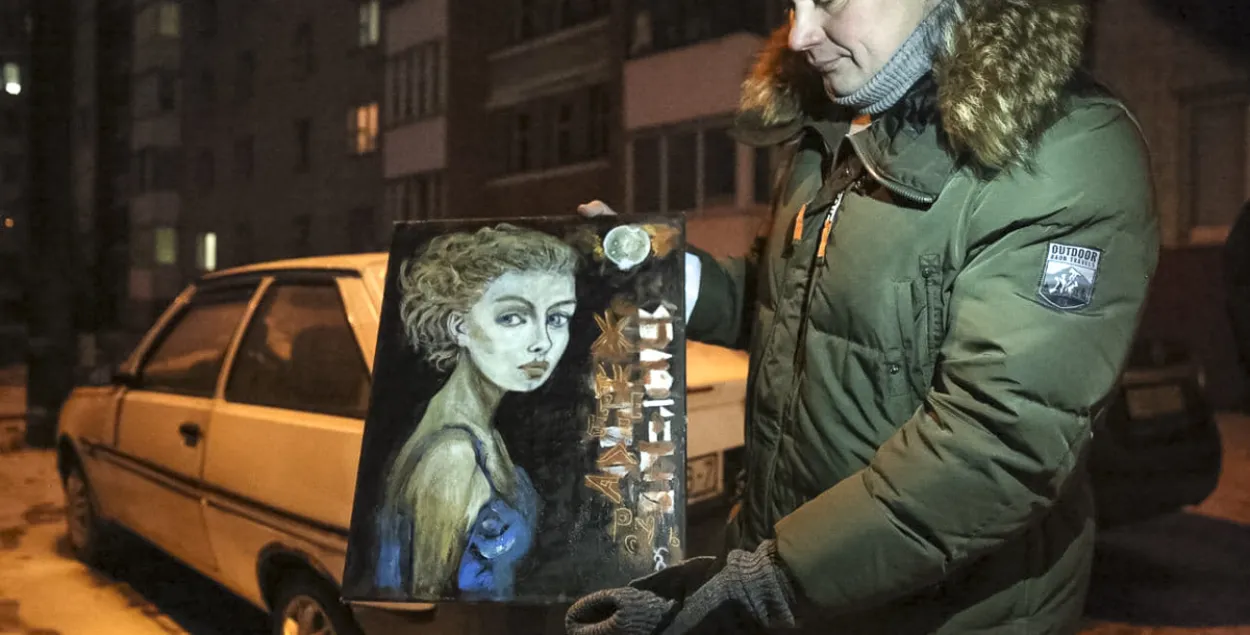 Муж Ольги Иван Морозов с ее портретом / TUT.by​