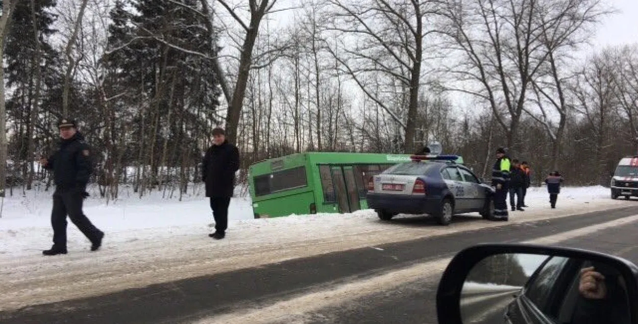 У Полацкім раёне аўтобус з пасажырамі апынуўся ў кювеце (фота)