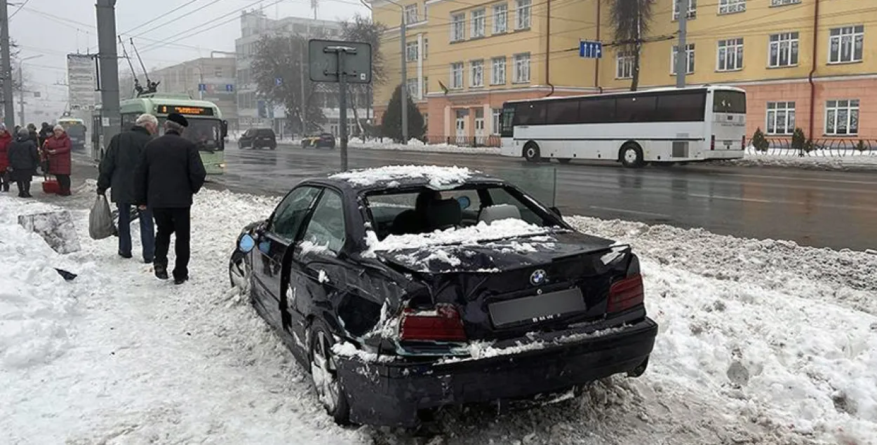 Гомельского лихача, который сбил остановку с людьми, взяли под стражу |  Новости Беларуси | euroradio.fm