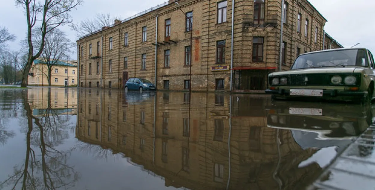 Першы вясновы дождж ператварыў гродзенскія вуліцы ў рэкі (фота)