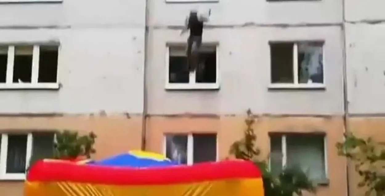 В Гродно мужчина прыгнул с четвертого этажа / grodno.mchs.gov.by​