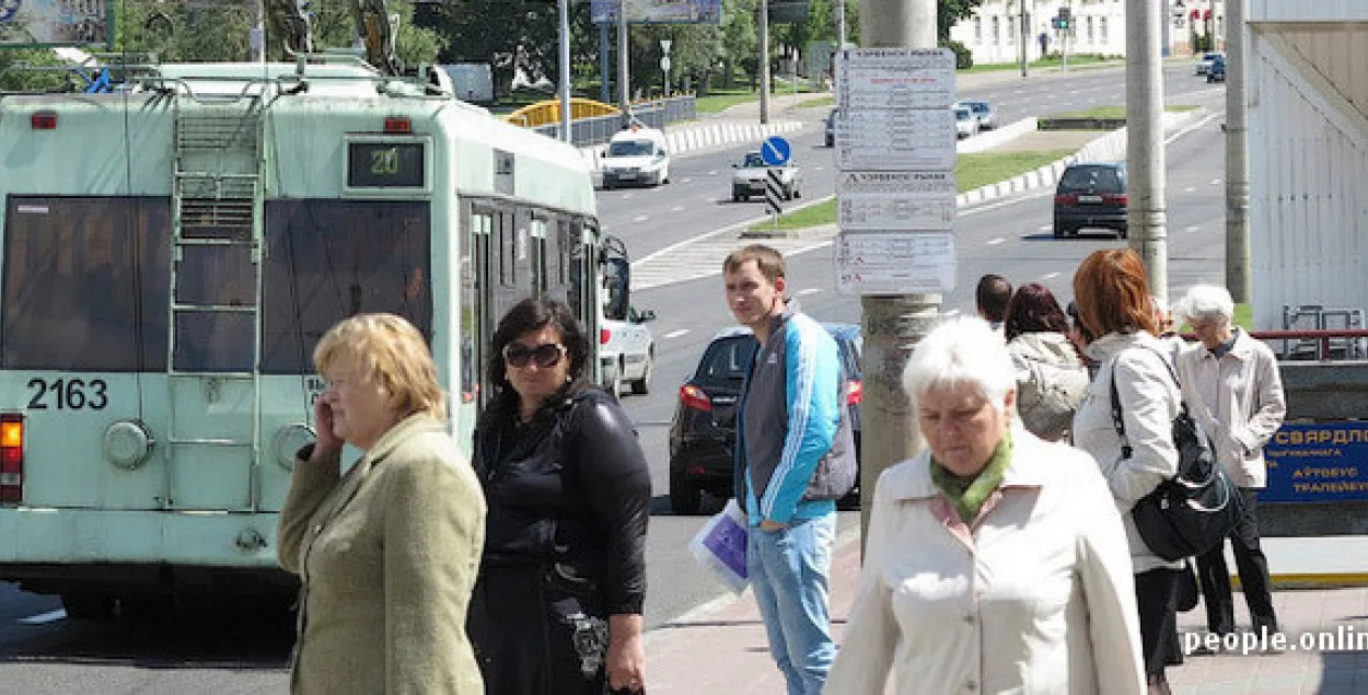 Голы гродзенец выскачыў з машыны на прыпынку і зацягнуў у яе дзяўчыну