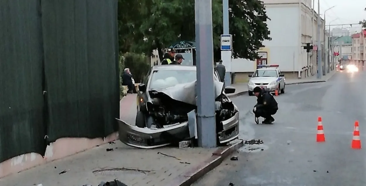 Гродзенскі таксовец заснуў за рулём і ўрэзаўся ў слуп на прыпынку (фота)