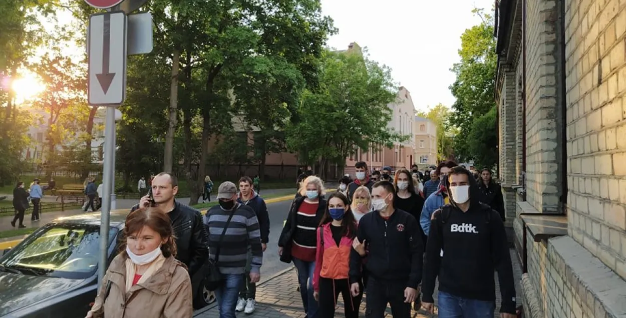 Сторонники Тихановского после его задержания идут к милиции / hrodna.life