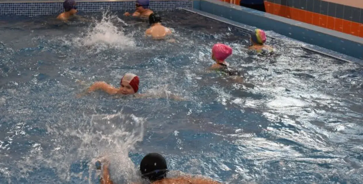 Дети из минской гимназии не могут попасть в бассейн, хотя он обязателен