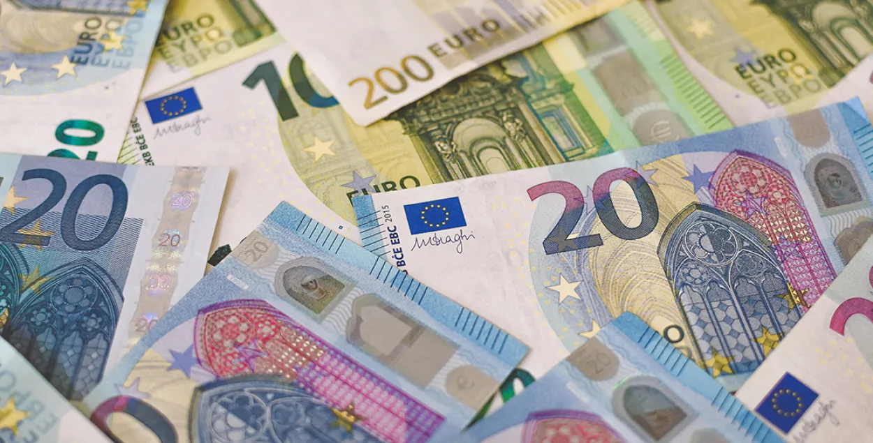 Белорусский рубль просел к доллару и евро
