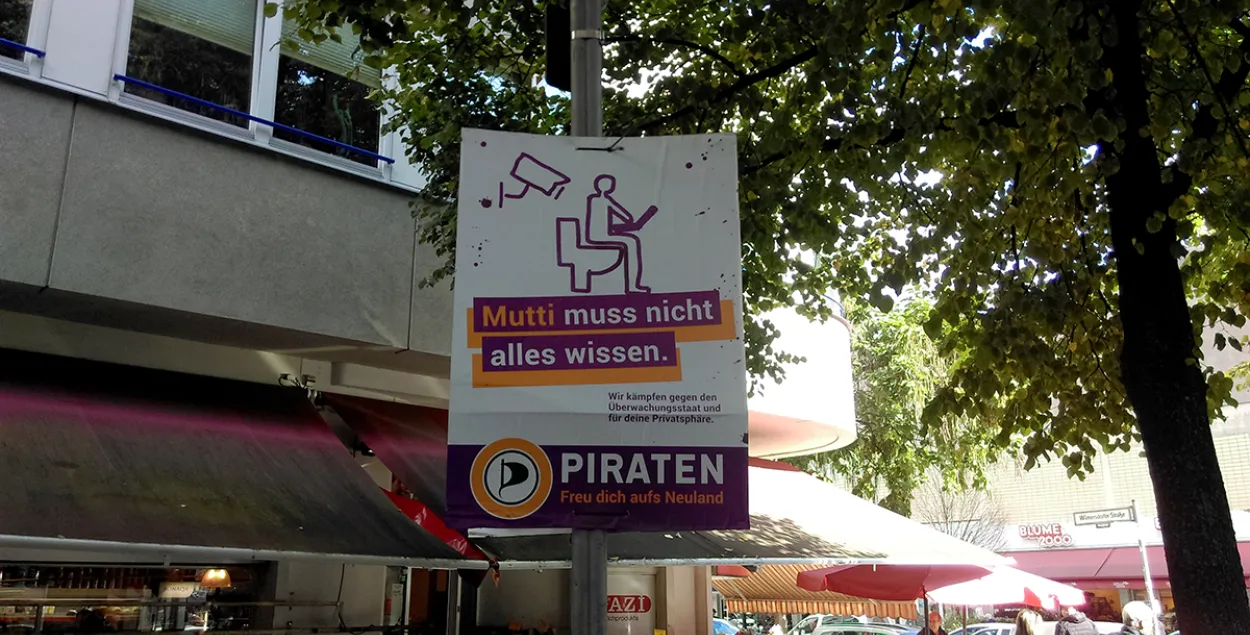 Плакат партии Пиратов с надписью: &quot;Мама всё должна знать&quot;. Мамой немцы называют Меркель. Фото: Змитер Лукашук