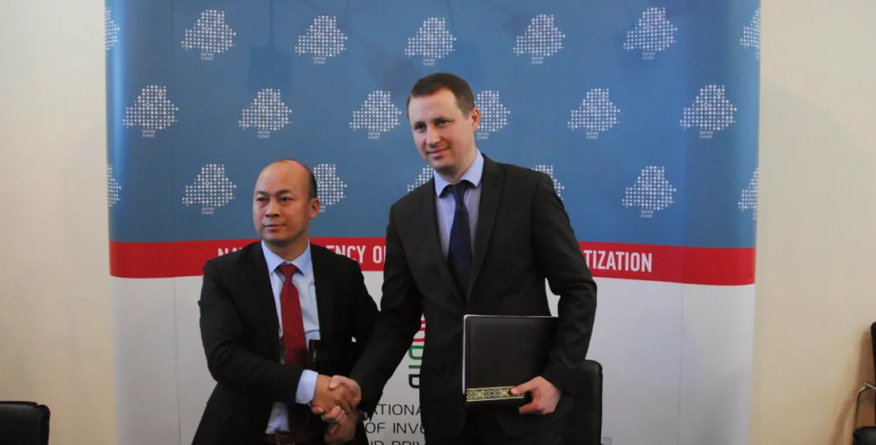 Wang Enpei is on the left. Photo: investinbelarus.by