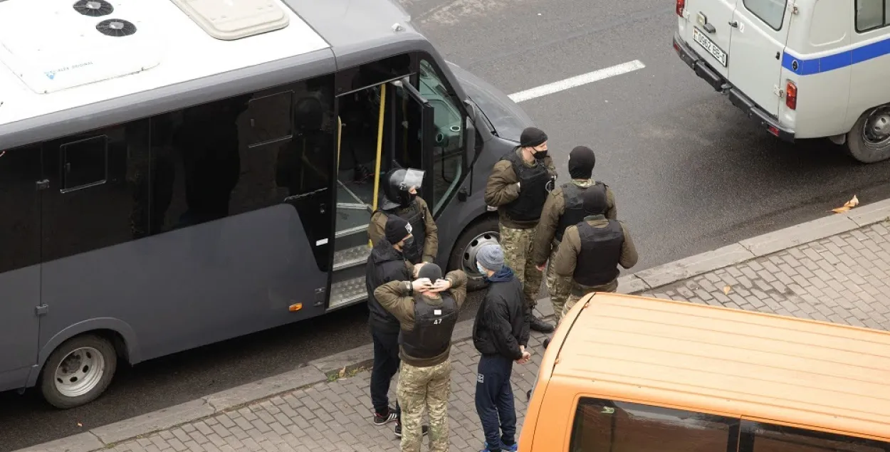 Силовики задерживали гуляющих по центру Минска людей