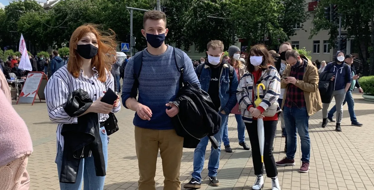 В Минске задерживают сборщиков подписей за Тихановскую