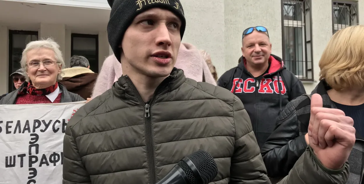 Анархиста Дмитрия Полиенко освободили в зале суда